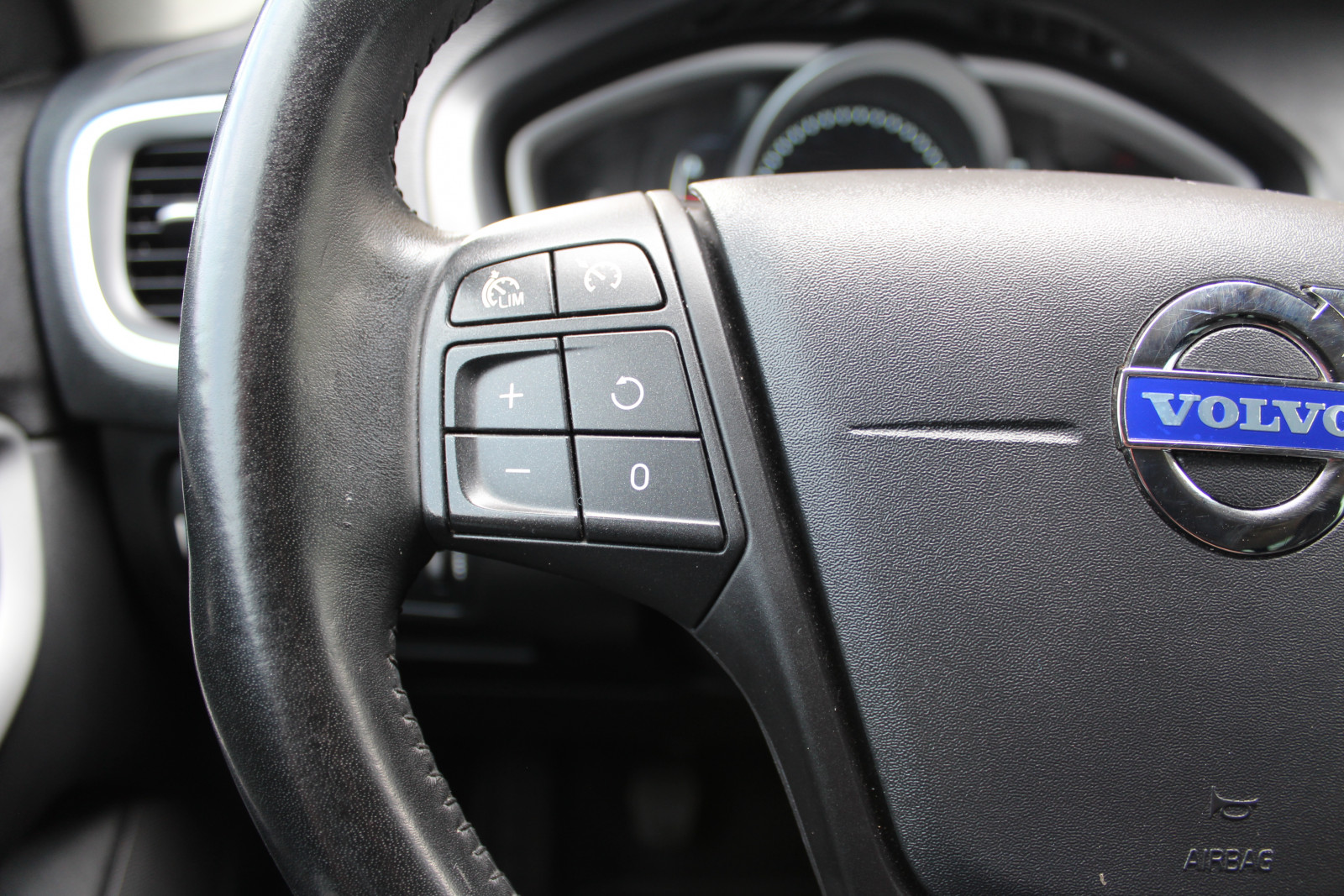 Volvo V40 – 2.0/150KM D3 , blis , kamera cofania , sam parkuje