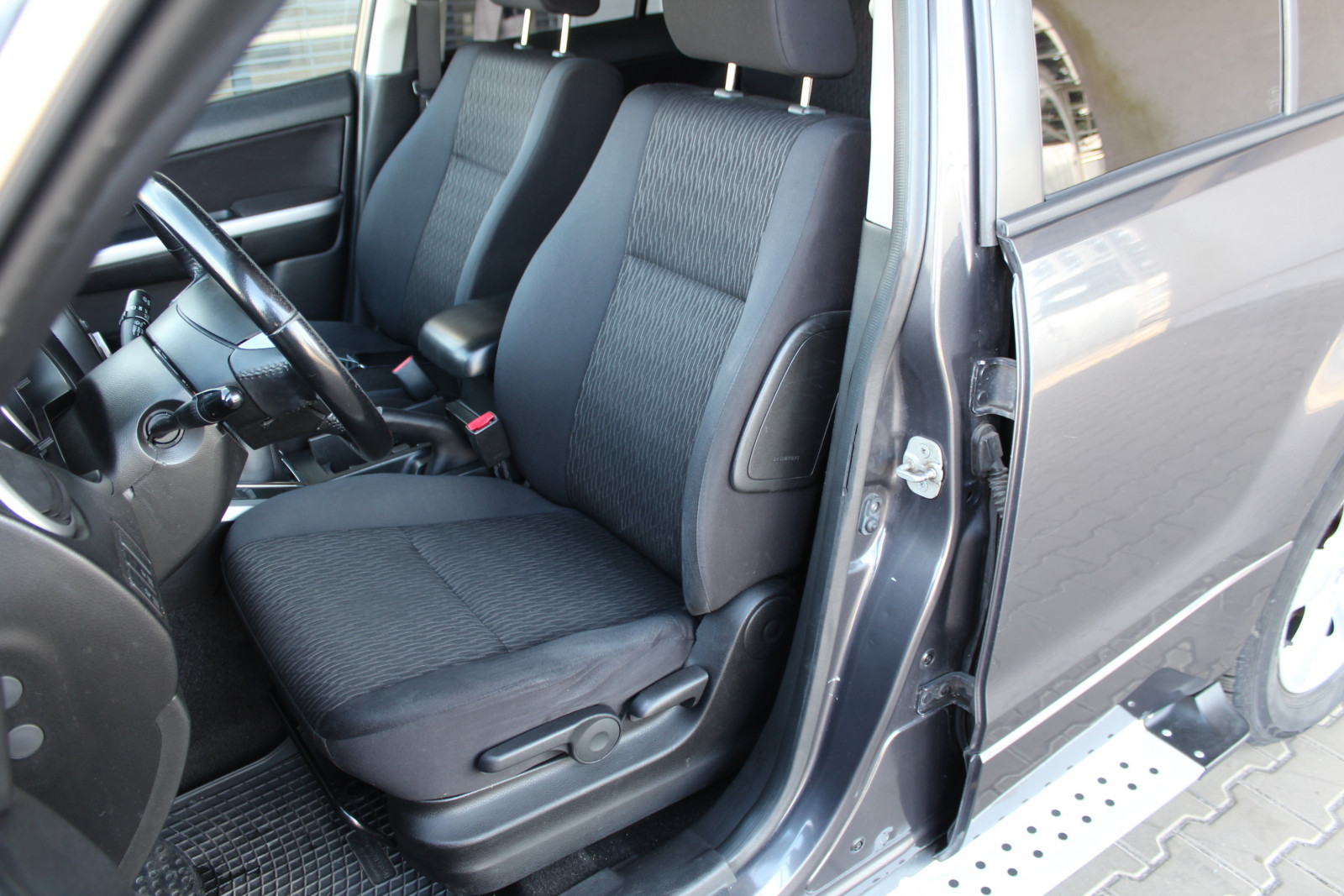 Suzuki Grand Vitara – 1.9/130KM 4×4 , premium , progi ozdobne , FV23%