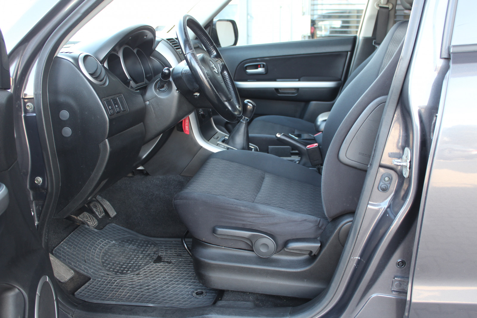 Suzuki Grand Vitara – 1.9/130KM 4×4 , premium , progi ozdobne , FV23%