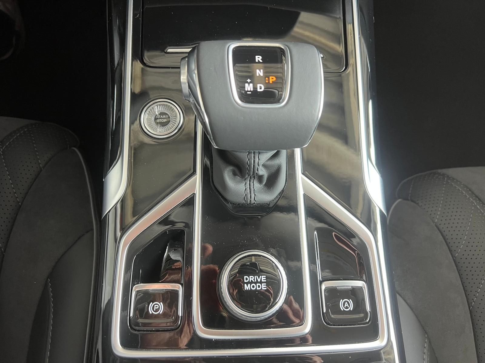 Hongqi HS5